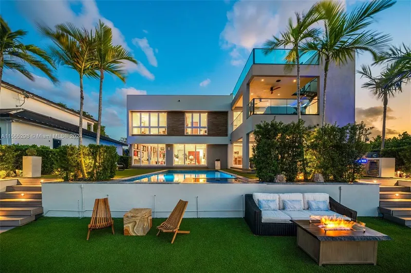 Image: An infinity pool and outdoor living space on Biscayne Bay: It doesn't get more Miami than this.