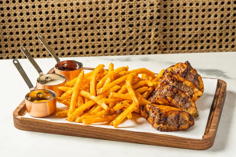 Image: A burger with fries on a platter