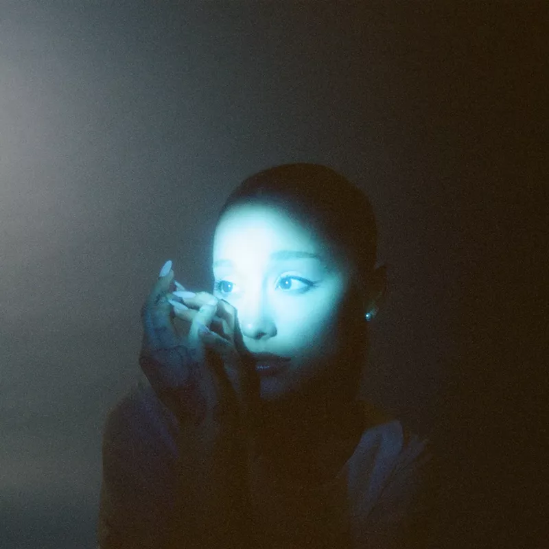 Image: Picture of Ariana Grande under a green light.