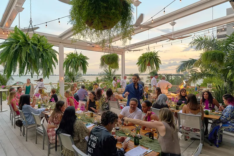 Image: Group of people at the outdoor dining area at Amara at Paraiso