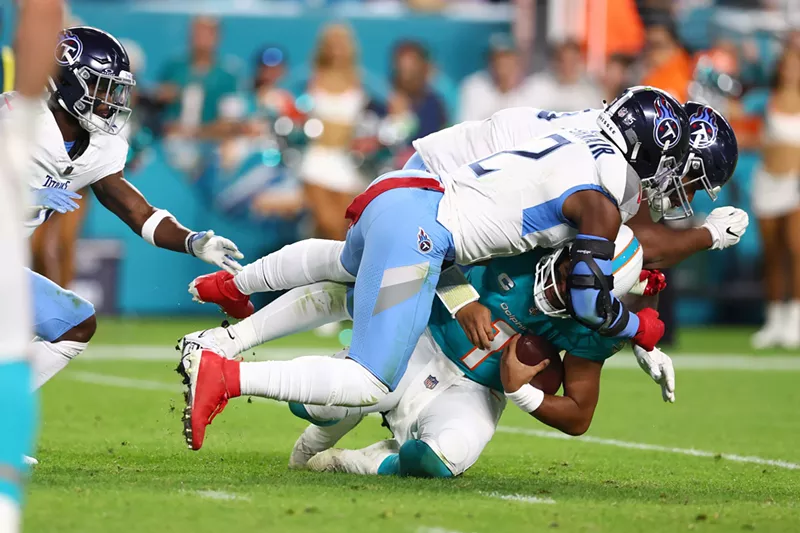 Image: Titans players smother Dolphins quarterback