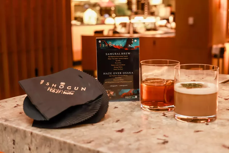 Image: Cocktails and black napkins on a table