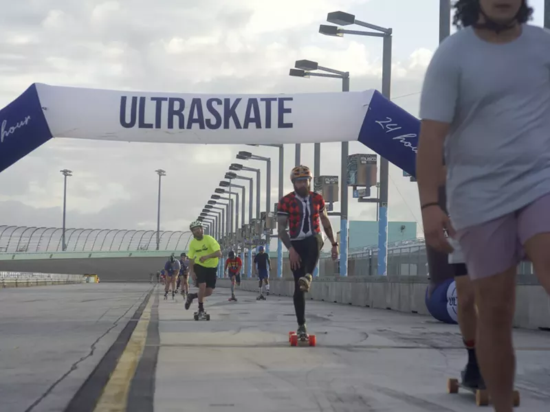 Image: Skaters racing on the racetrack of the Homestead-Miami Speedway