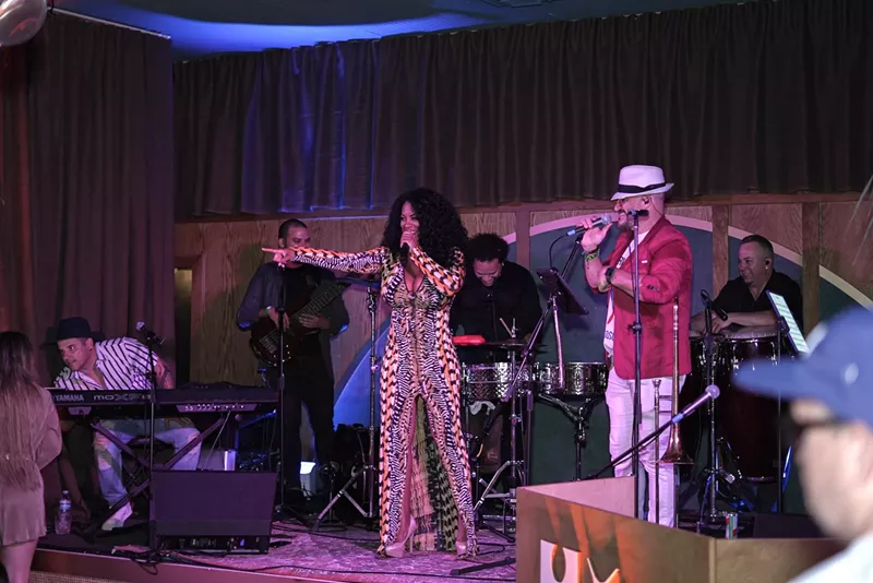 Image: The band onstage at Hoy Como Ayer