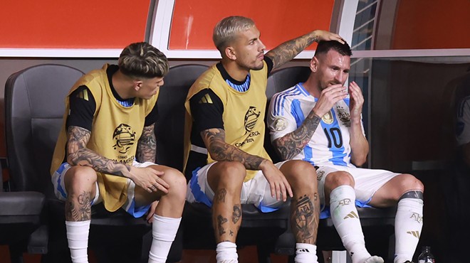 His hands open in front of his face, Lionel Messi is in pain on the bench after leaving the Copa America final
