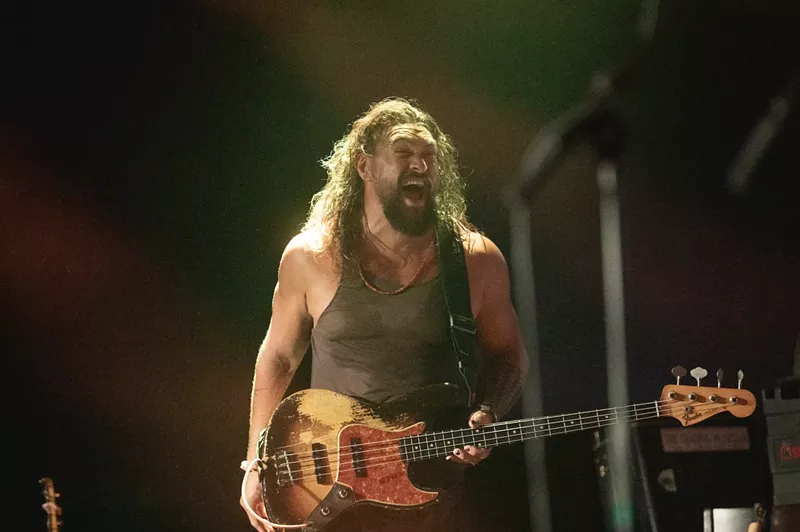 Image: Jason Momoa on stage with Öof Tatatá