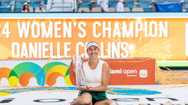 Danielle Collins holding her trophy at the Miami Open