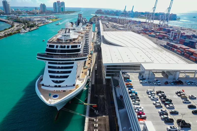 Image: god's-eye view of a cruise ship at port