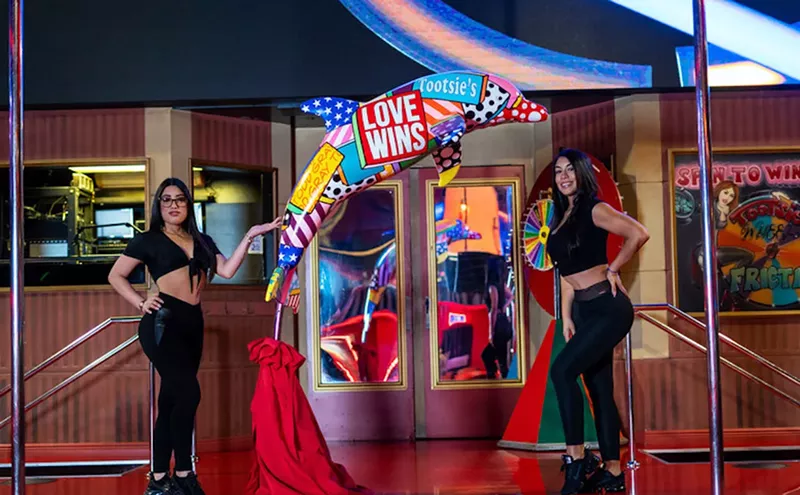 Image: Watch Artist Todd Gray Paint a Naked Model While You Eat Your Chicken Wings at Tootsie's Cabaret
