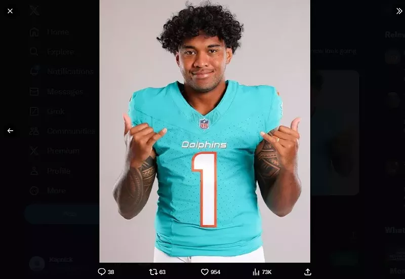 Image: Tua Tagovailoa throws up some shaka signs in uniform