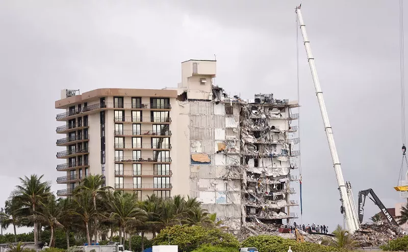 Image: Officials Say Surfside Condo May Be Torn Down to Aid Rescue Mission