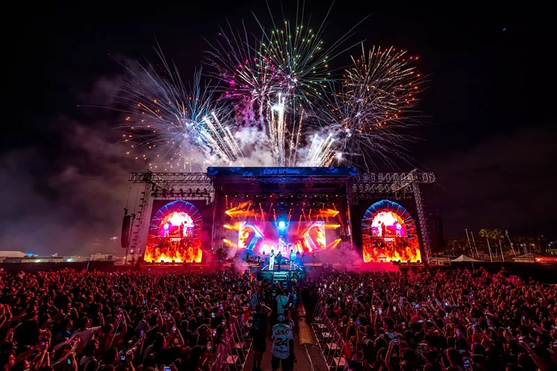 Image: Fireworks going off above the stage at Vibra Urbana