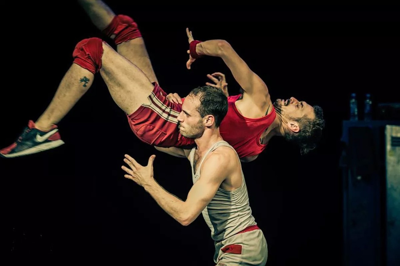 Un Poyo Rojo, a unique touring show that unites theater, dance, acrobatics, and sports, will be presented at Miami-Dade County Auditorium as part of Fundarte’s Out in the Tropics series.