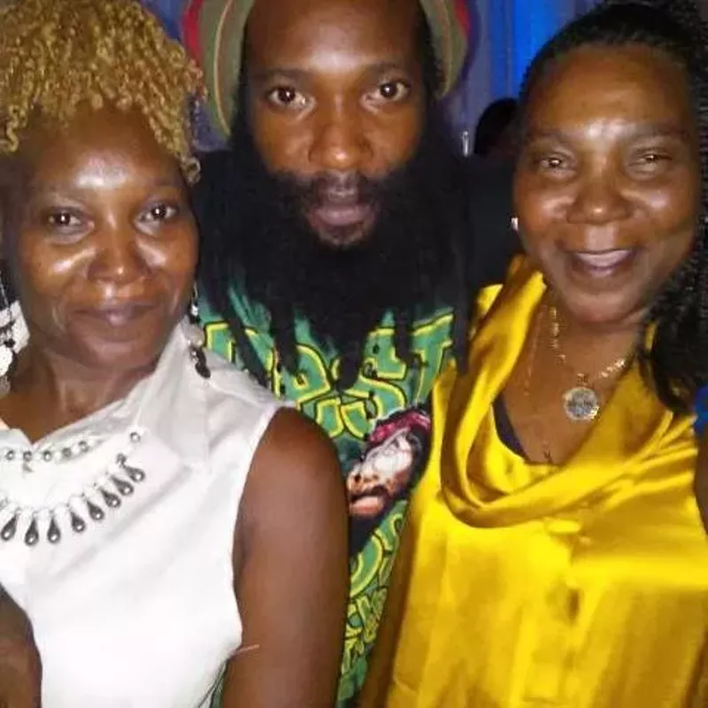 Image: Antwon Cooper poses with his mother and grandmother.