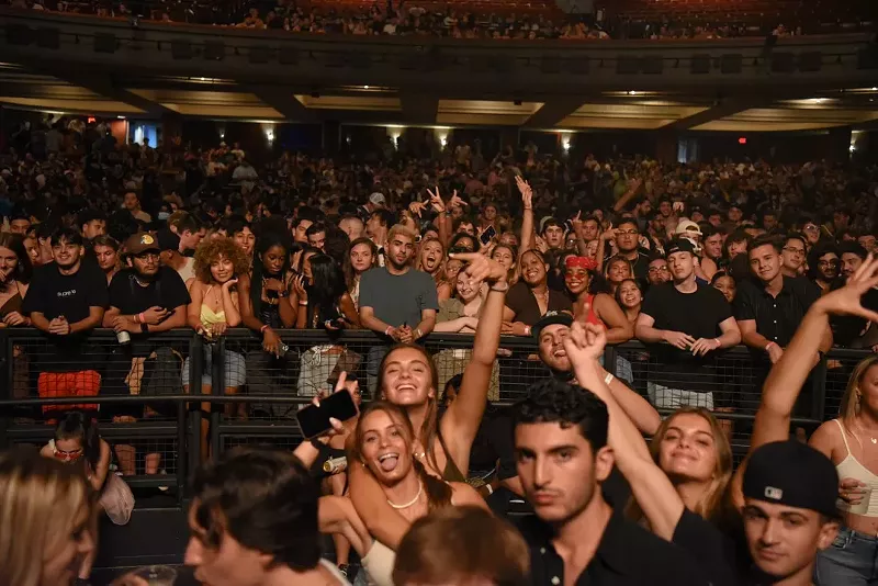 Image: Crowd cheering at the Fillmore Miami Beach