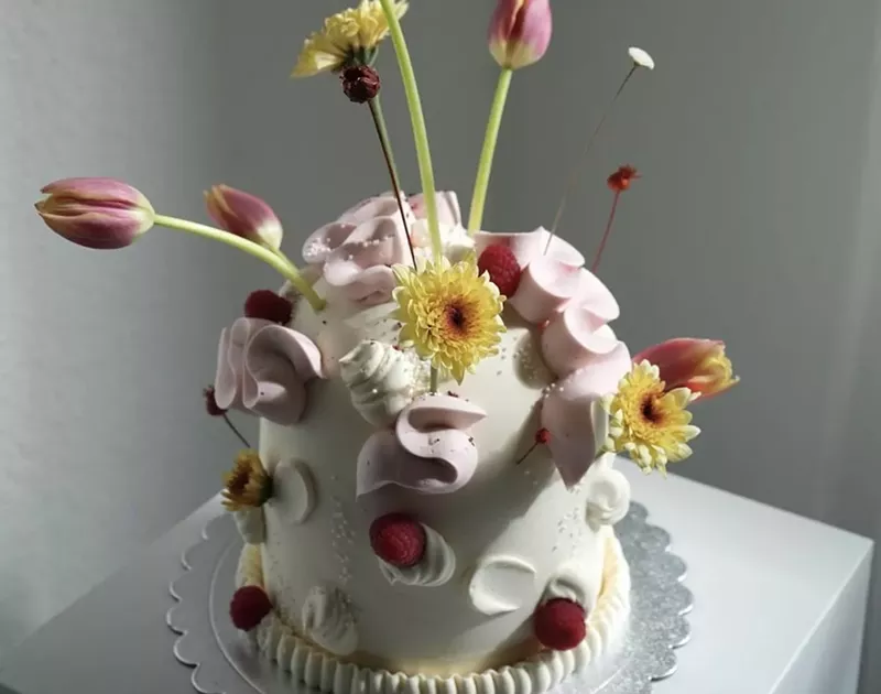 Image: A cake with flowers