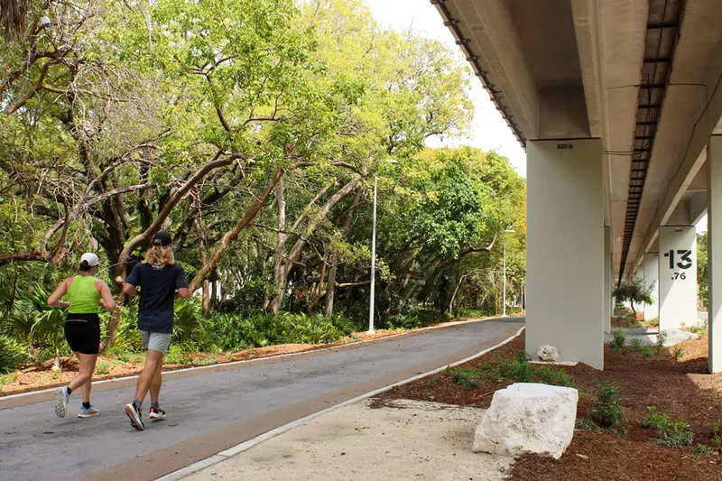 Image: Two people jogging along a path of the Underline