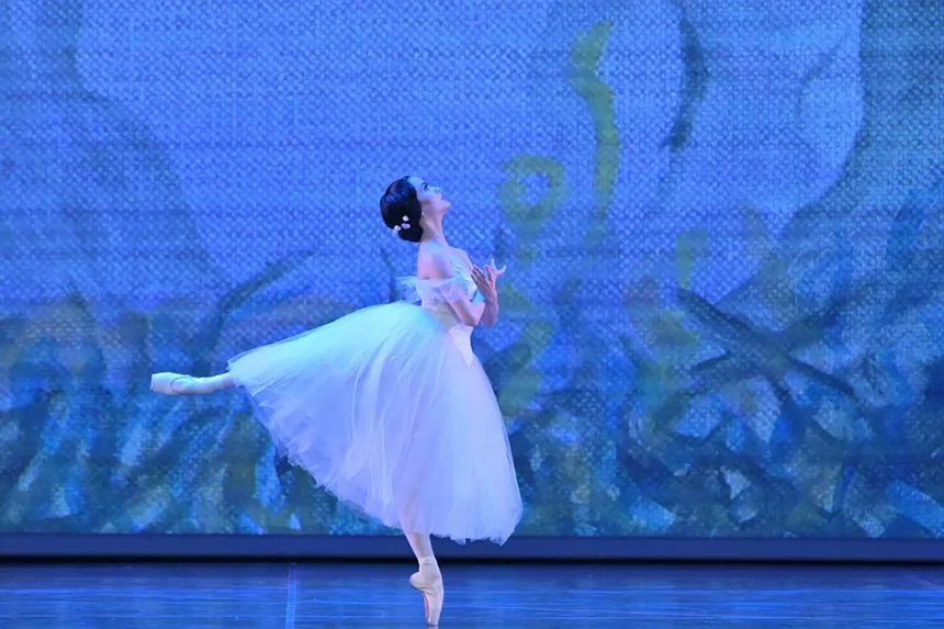 Gretel Batista dancing on stage