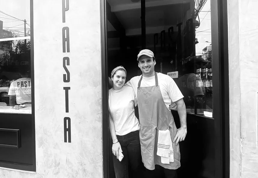 A couple poses under a doorway