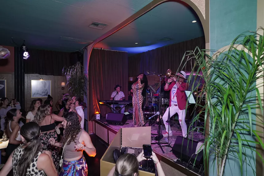 The crowd and the band at Hoy Como Ayer