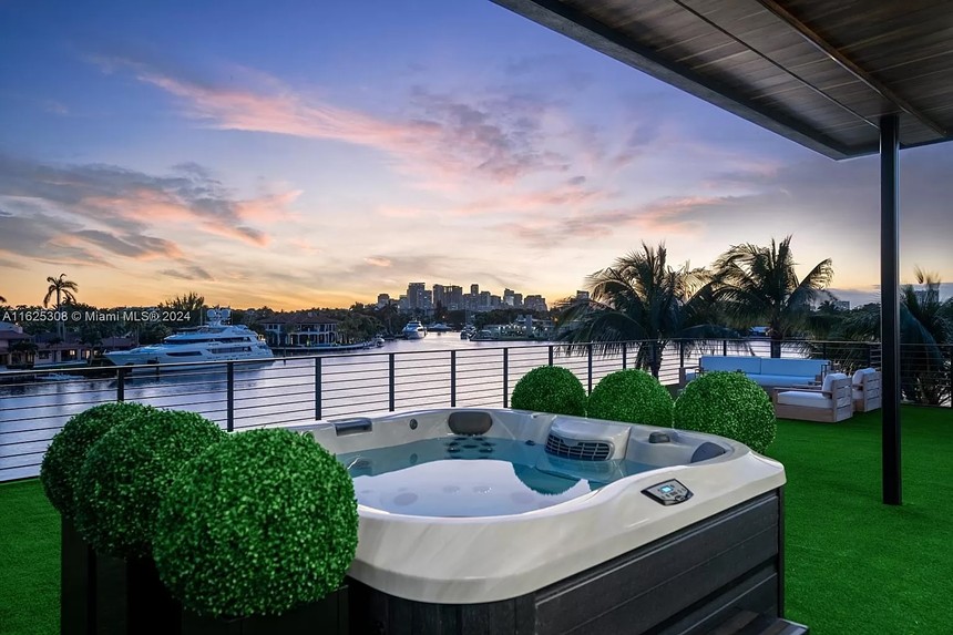 Hot tube in $48 mansion in Fort Lauderdale