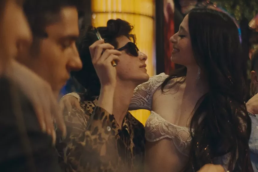 Still of Mark Eydelshteyn and Mikey Madison in  Anora