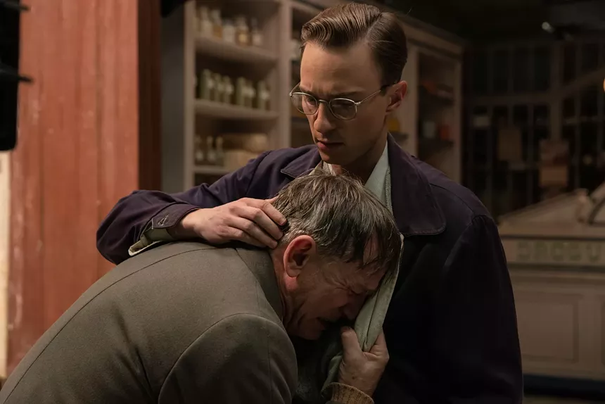 Still of Drew Starkey and Daniel Craig in Queer