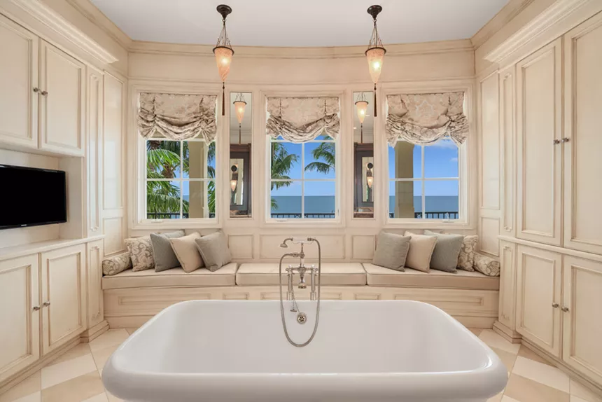 Bathtub in one of the bathrooms
