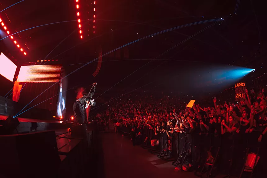 Picture of a musician bowing to the crowd from the stage.