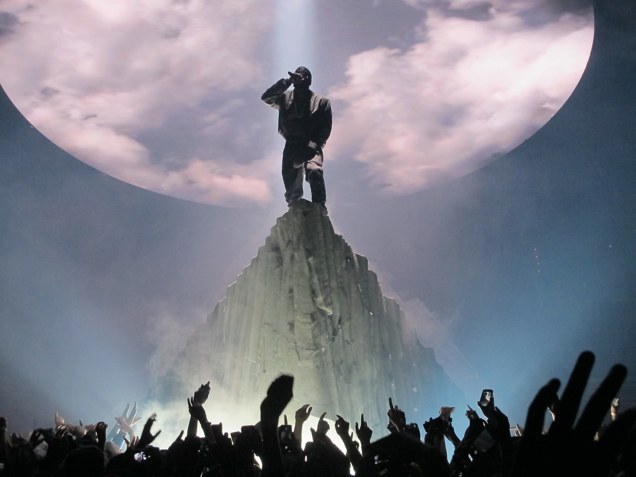 No, Kanye West Is Not Hosting a Rave at Miami's Sawgrass Mills