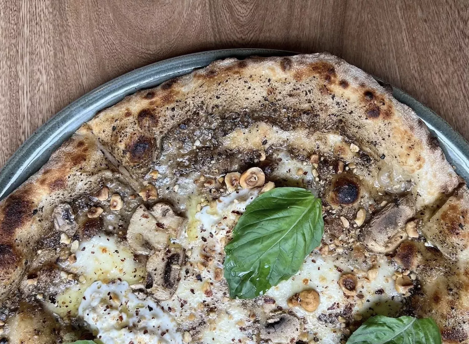 Brickell Pizzeria in Miami Sells $100 Truffle and 24-Karat Gold Pizza - Vimarsana News