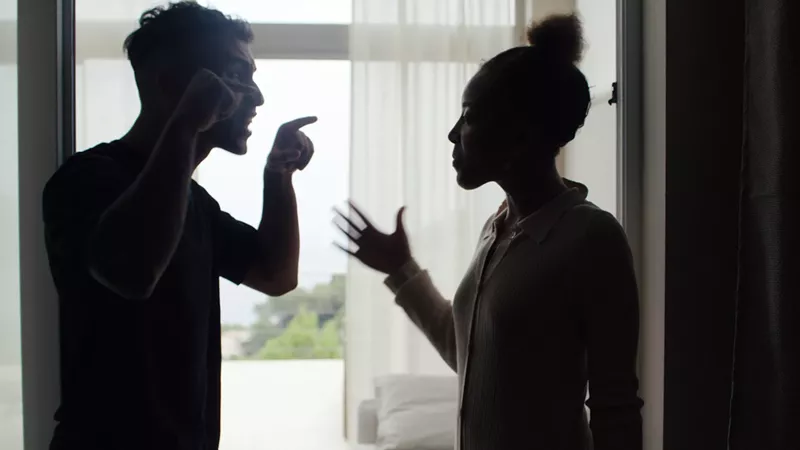 Image: Silhouette of a couple arguing