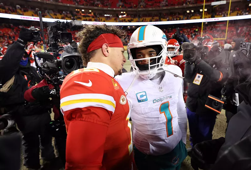 Image: Tagovailoa and Mahomes have a post-game chat in frigid temperatures after the Chiefs beat the Dolphins in the 2024 playoffs