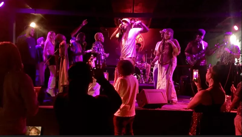 Image: Picture of a man with dreadlocks singing on stage
